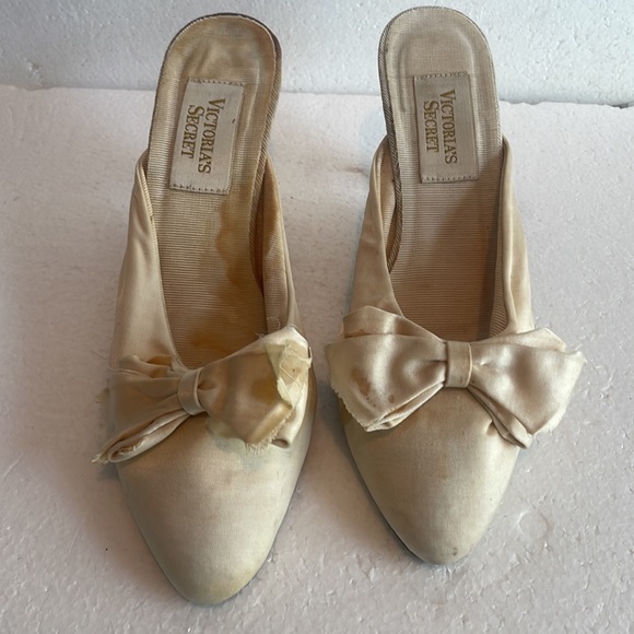 Vintage Victoria’s Secret gold label heels bows boudoir satin white size 7 8 7.5 - Picture 2 of 9